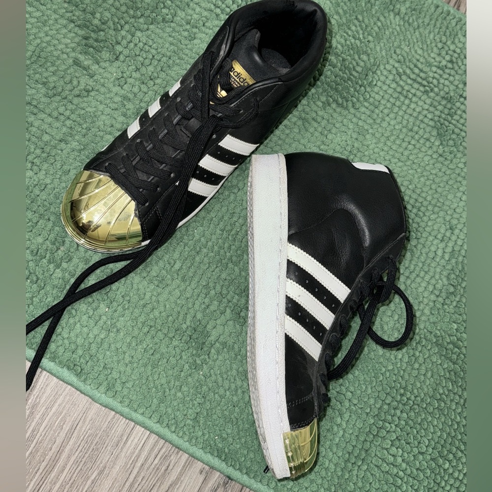 Women’s size 7 black adidas superstar high tops